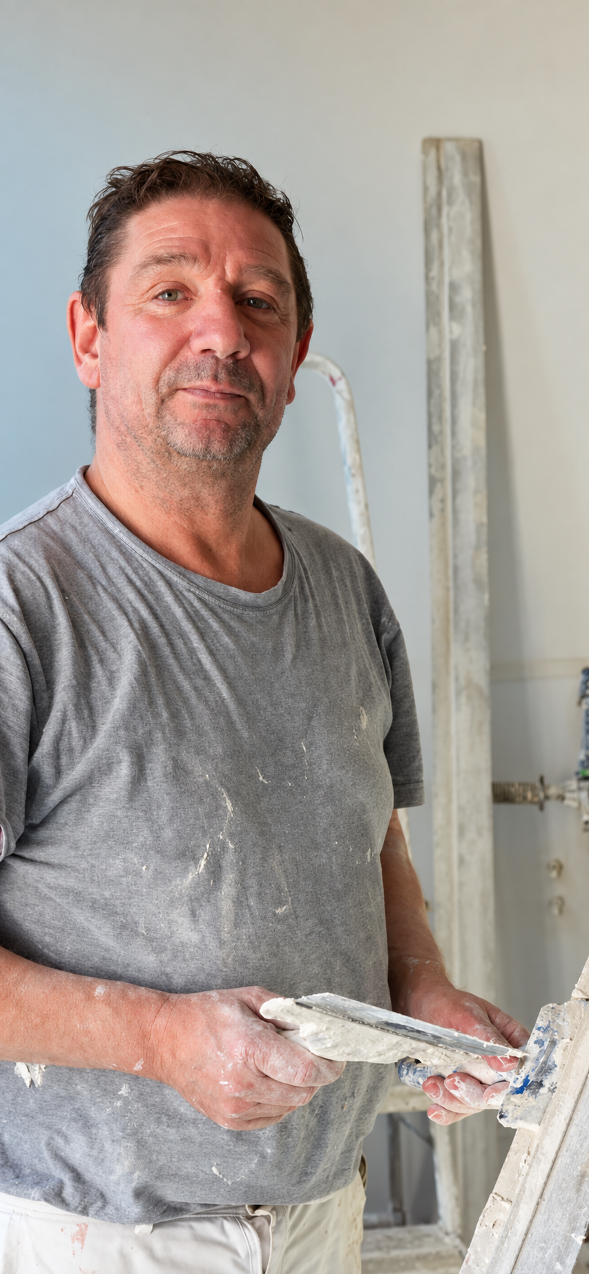 Mario met zijn stucadoorsgereedschap, volledig in beeld